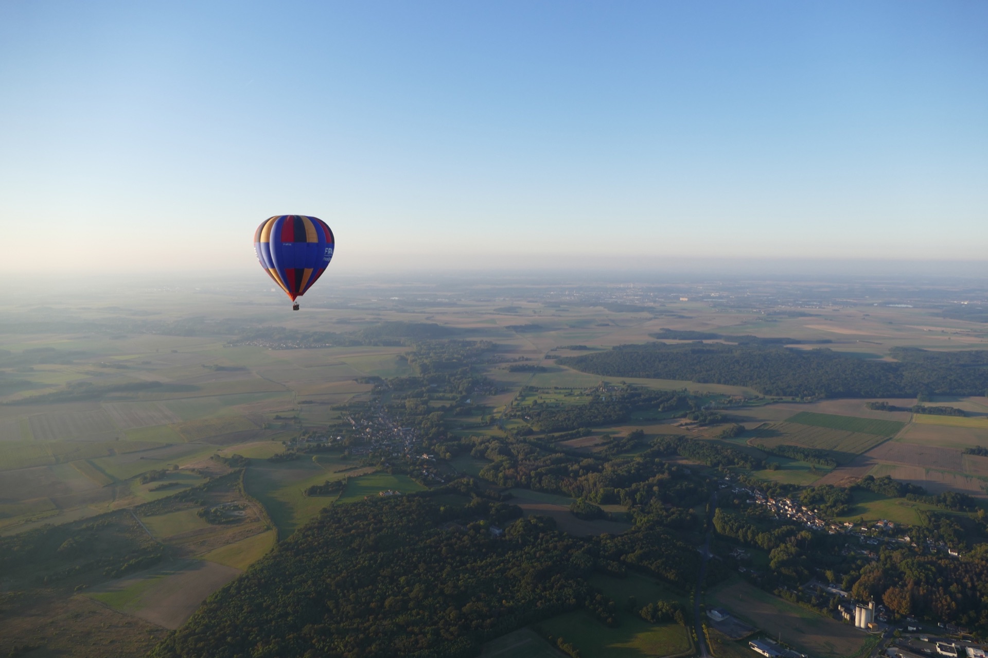 Plaine agricole du sud de la Seine-et-Marne vue depuis une montgolfière